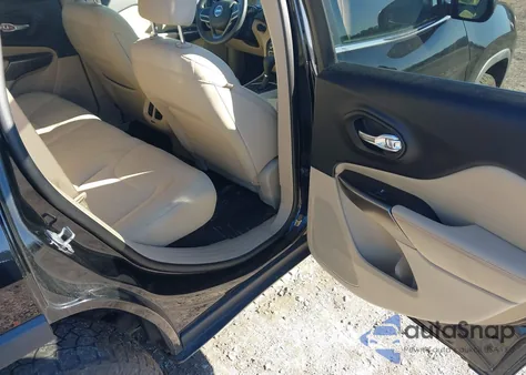 2019 Jeep Cherokee Latitude 4X4 z USA, uszkodzony, nr VIN 1C4PJMCB8KD251280